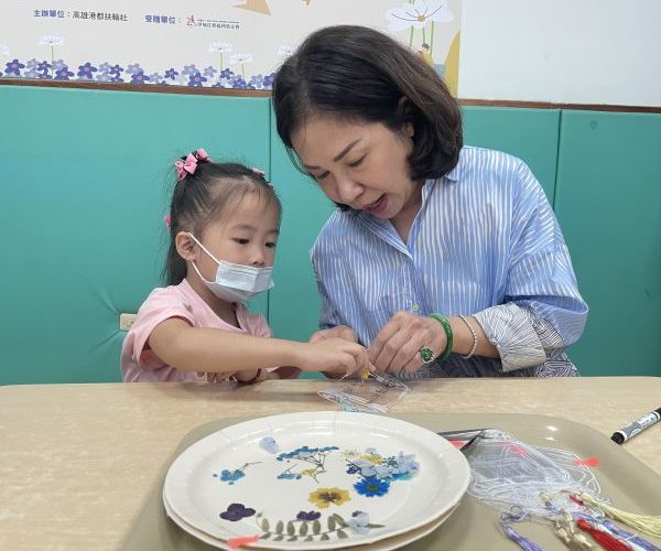 高雄港都扶輪社連三年挺早療　陪慢飛天使體驗壓花1